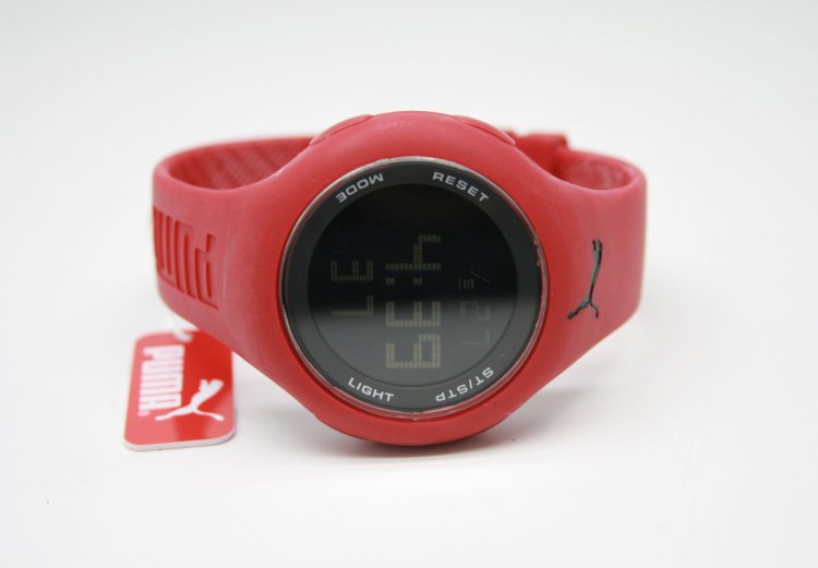 puma red watch